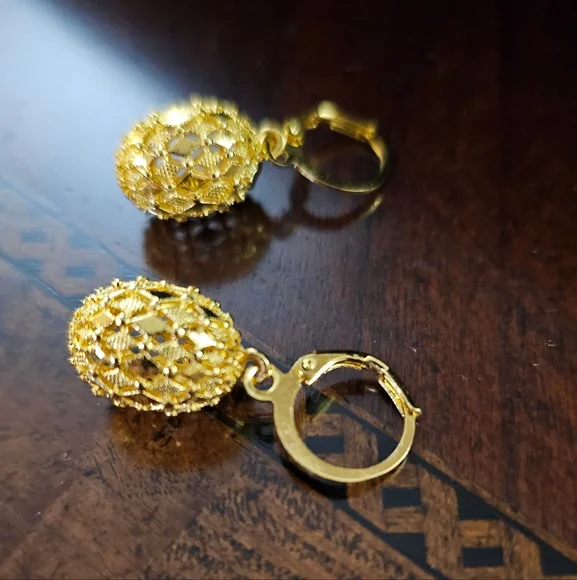 Intricate Filigree Dangle Goldtone Earrings NWOT - Picture 5 of 7